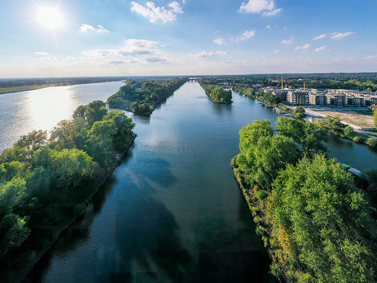 Blick über die Elbe am Neubauprojekt Waterkant Geesthacht aus der Vogelperspekive.