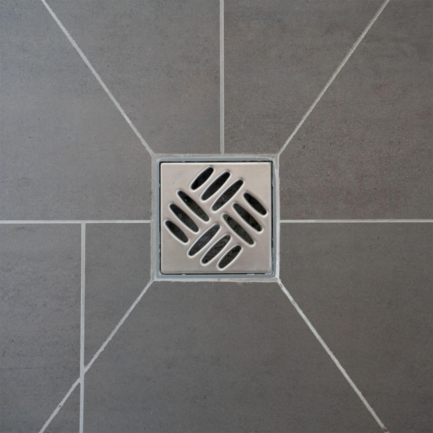 Abbildung von Boden und Mittelablauf einer bodengleiche Dusche