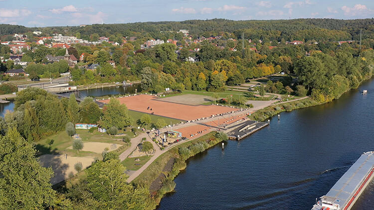 Blick auf die Tennisanlagen an der Elbe in Geesthacht aus der Vogelperspekive.
